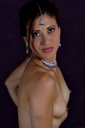 Desi Papa are excited to present you with a xxx photo gallery showcasing Indian Babe has an amazing shape